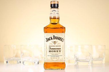 Ukrayna, Kyiv, 01.11.2023, Jack Daniels viski ve boş bardaklar.