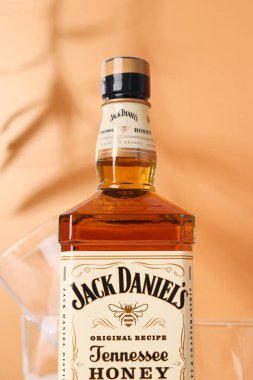 Ukrayna, Kyiv, 01.11.2023, Jack Daniels viski ve boş bardaklar.