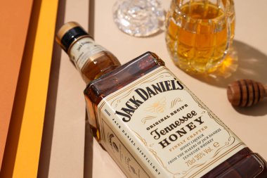 Ukrayna, Kyiv, 01.11.2023, Jack Daniels viskisi ve güzel bir arka plan.