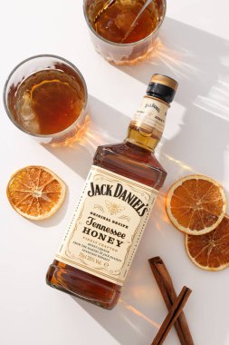 Ukrayna, Kyiv, 01.11.2023, Baharatlı Jack Daniels viskisi
