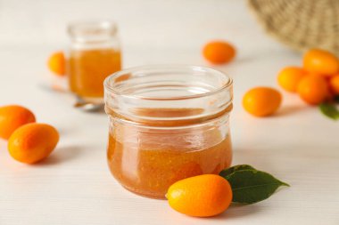 Kumkvat ve reçel kavanozları arka planda, kapatın