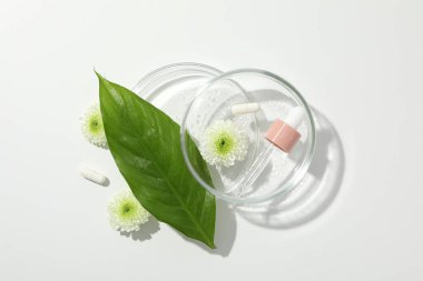 Şişedeki Hyaluronik asit serumu, hafif arka planda..