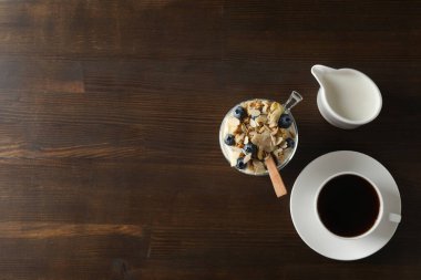 Yoğurtlu müsli, lezzetli kahvaltı kavramı.
