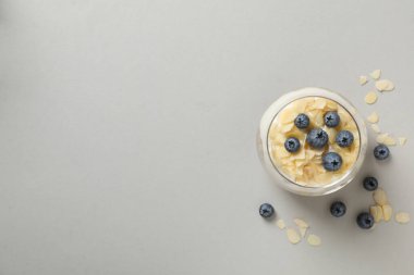 Yoğurtlu müsli, lezzetli kahvaltı kavramı.