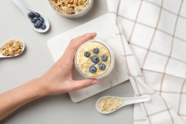 Yoğurtlu müsli, lezzetli kahvaltı kavramı.
