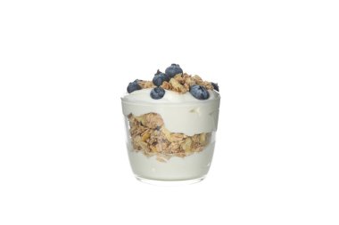 Beyaz arka planda izole edilmiş yoğurtlu müsli.