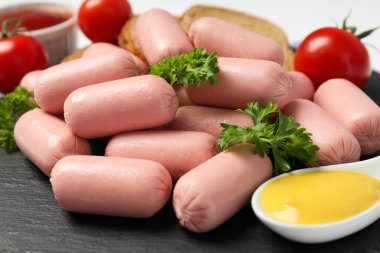 Mini sosis, lezzetli et yemeği kavramı.