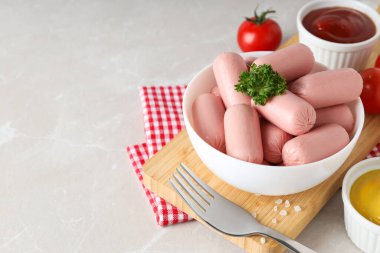 Mini sosis, lezzetli et yemeği kavramı.