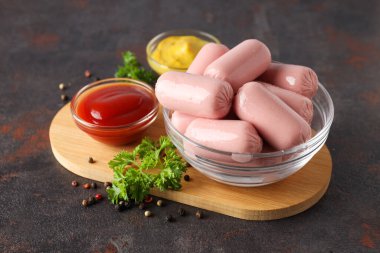 Mini sosis, lezzetli et yemeği kavramı.