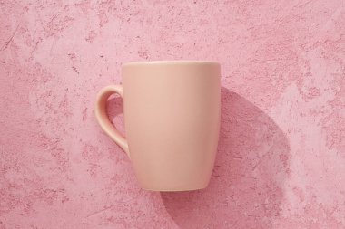 Pembe arka planda güzel bir kupa