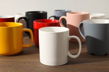 Açık arkaplanda çok renkli güzel bardaklar