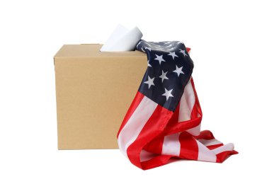 PNG, oy pusulası ve beyaz arka planda izole edilmiş Amerikan bayrağı.