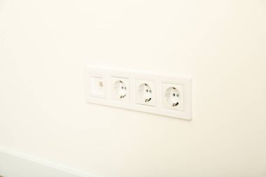 Beyaz prizli beyaz ışık anahtarı.