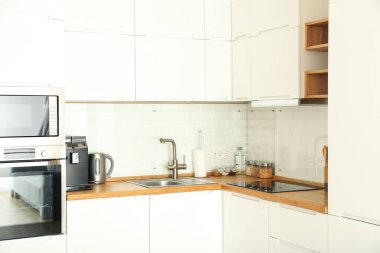 Beyaz renkli modern mutfak ve ahşap raflar