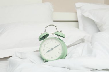 Yatakta yeşil, güzel bir çalar saat