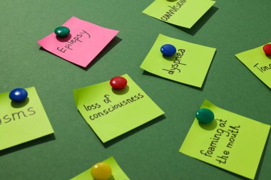 Kağıt üzerinde epilepsi belirtileri