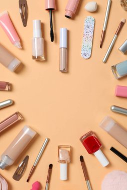 Bej arka planda dekoratif kozmetik ve manikür seti, üst görünüm
