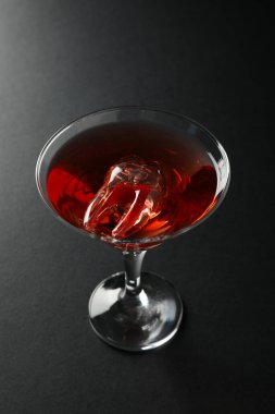 Buzlu bir diş, bardakta bir kokteyl..