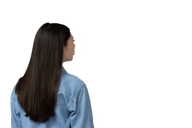 Beyaz arka planda izole edilmiş gülümseyen Asyalı kız..