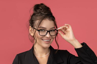 Gözlüklü ve takım elbiseli çekici genç iş kadını.