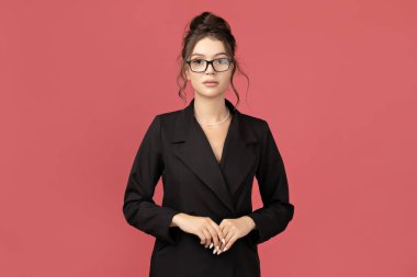 Gözlüklü ve takım elbiseli çekici genç iş kadını.