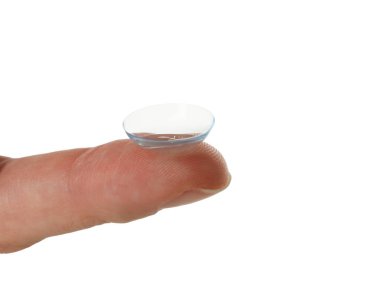PNG, beyaz arkaplanda izole edilmiş parmak ucundaki temiz bir kontak lensin yakın plan görüntüsü