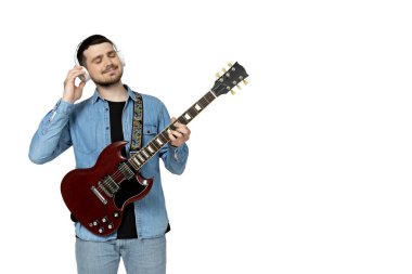 PNG, gitar çalan çekici genç adam, beyaz arka planda izole edilmiş.