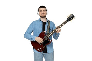 PNG, gitar çalan çekici genç adam, beyaz arka planda izole edilmiş.