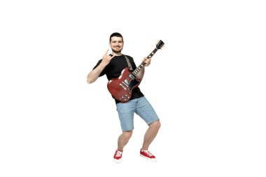 PNG, gitar çalan çekici genç adam, beyaz arka planda izole edilmiş.