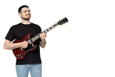 PNG, gitar çalan çekici genç adam, beyaz arka planda izole edilmiş.
