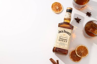 Ukrayna, Kyiv, 01.11.2023, Baharatlı Jack Daniels viskisi