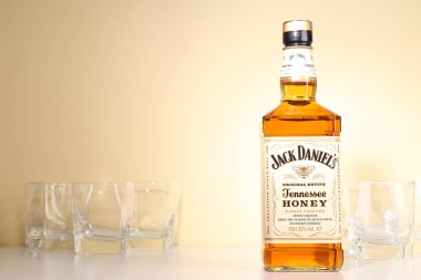 Ukrayna, Kyiv, 01.11.2023, Jack Daniels viski ve boş bardaklar.