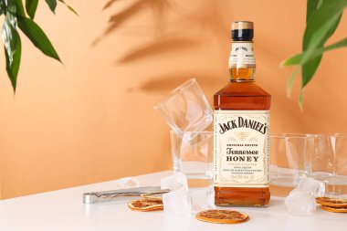 Ukrayna, Kyiv, 01.11.2023, Jack Daniels viskisi boş bardaklar ve baharatlar.