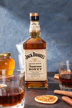 Ukrayna, Kyiv, 01.11.2023, Jack Daniels viskisi bir kavanoz bal ve baharatla