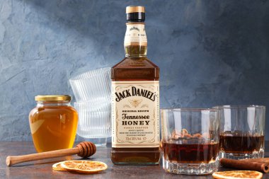 Ukrayna, Kyiv, 01.11.2023, Jack Daniels viskisi bir kavanoz bal ve baharatla