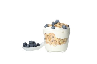 Beyaz arka planda izole edilmiş yoğurtlu müsli.