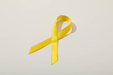 Açık arkaplanda sarı saten kurdele