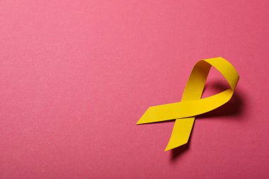 Pembe arka planda sarı kağıt kurdele