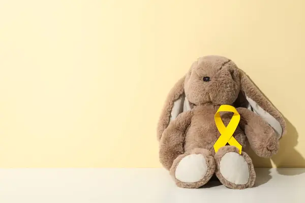 Мягкий Игрушечный Кролик Жёлтой Лентой Лицензионные Стоковые Фото