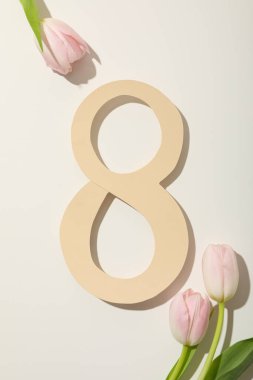 Kağıt sekizinci kesiği taze tjuspans ile kesiyor.