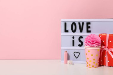 Kırmızı arkaplanda 