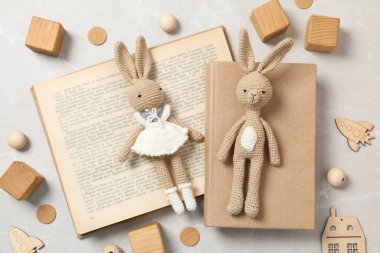 Hafif arka planda oyuncakları olan bir çocuk kitabı..