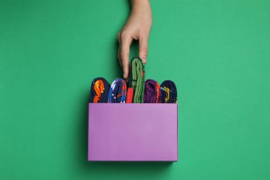 Parmak izli parlak çoraplar, eli olan bir kutuda..