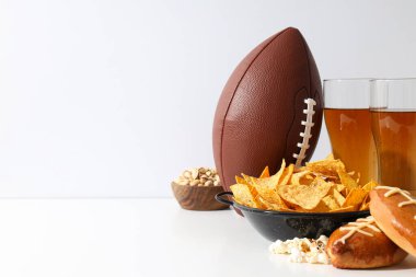 Fişler, bira ve arka planda bir rugby topu.