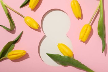 Kağıt sekizinci kesiği taze tjuspans ile kesiyor.