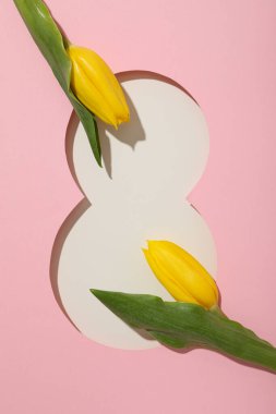 Kağıt sekizinci kesiği taze tjuspans ile kesiyor.