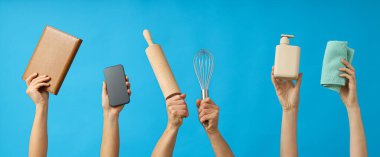 Aşçının mutfak gereçleri kadınların elinde..