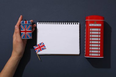 İngilizce öğrenme kavramı, mavi arka planda bir defter..