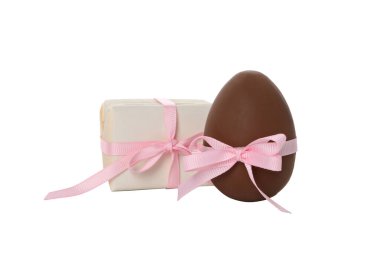 Beyaz arka planda izole edilmiş, hediyeli çikolata yumurtası.