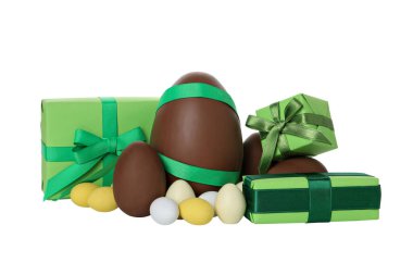 Beyaz arka planda izole edilmiş, hediyeli çikolata yumurtaları.